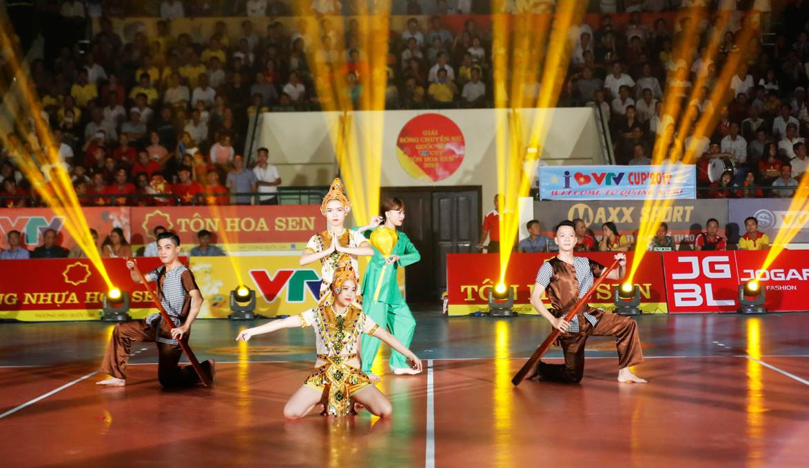 Tiết mục văn nghệ chào mừng tại Lễ khai mạc VTV Cup 2019, thu hút khán giả đến xem giải bóng chuyền nữ quốc tế