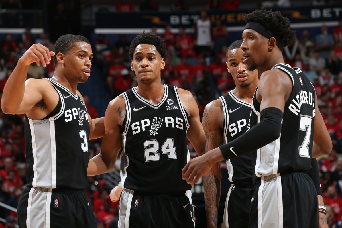 Tim Duncan và đồng đội San Antonio Spurs thi đấu, thể hiện tinh thần đồng đội của đội bóng rổ hàng đầu
