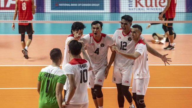 Indonesia ăn mừng chức vô địch bóng chuyền nam sau bán kết SEA Games 32