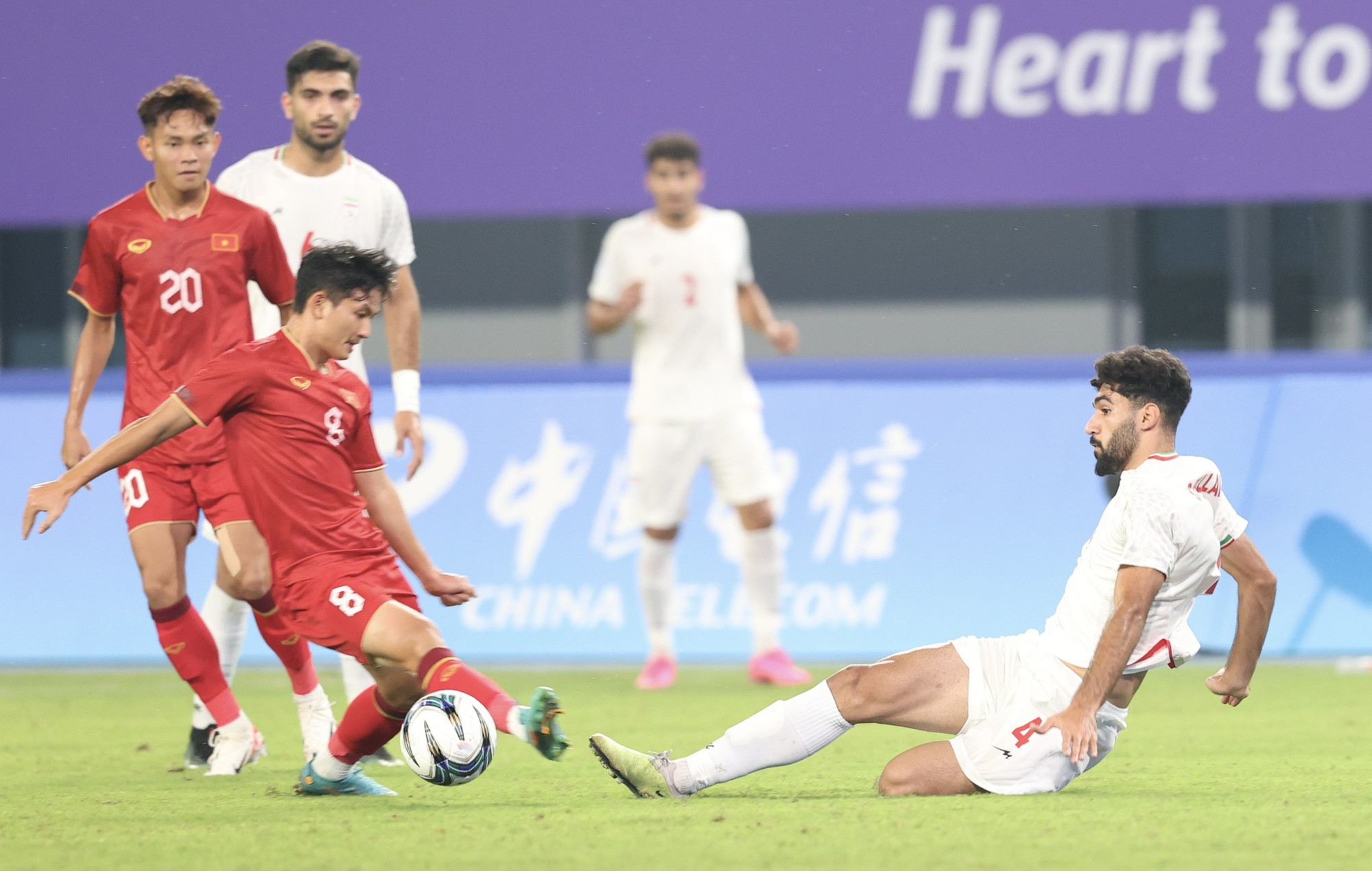 Tình huống phòng ngự kiên cường của Olympic Việt Nam trước sức ép của Iran.