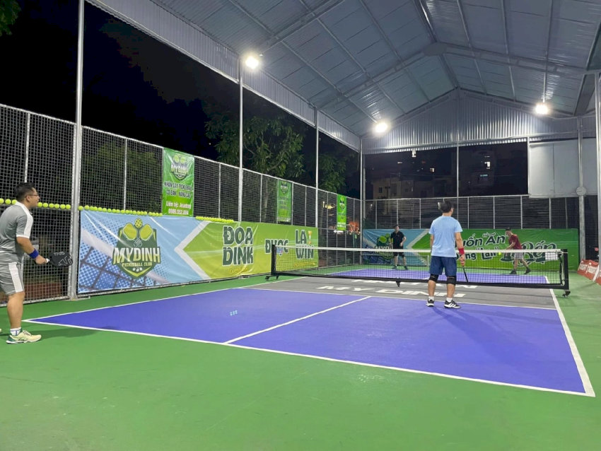 Hệ thống đèn LED chiếu sáng hiện đại tại Sân Pickleball Mỹ Đình
