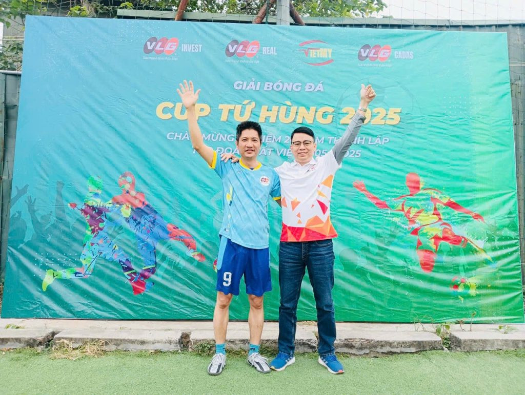 Toàn đội vô địch Cúp Tứ Hùng Tập đoàn Đất Việt cùng chiếc cúp danh giá