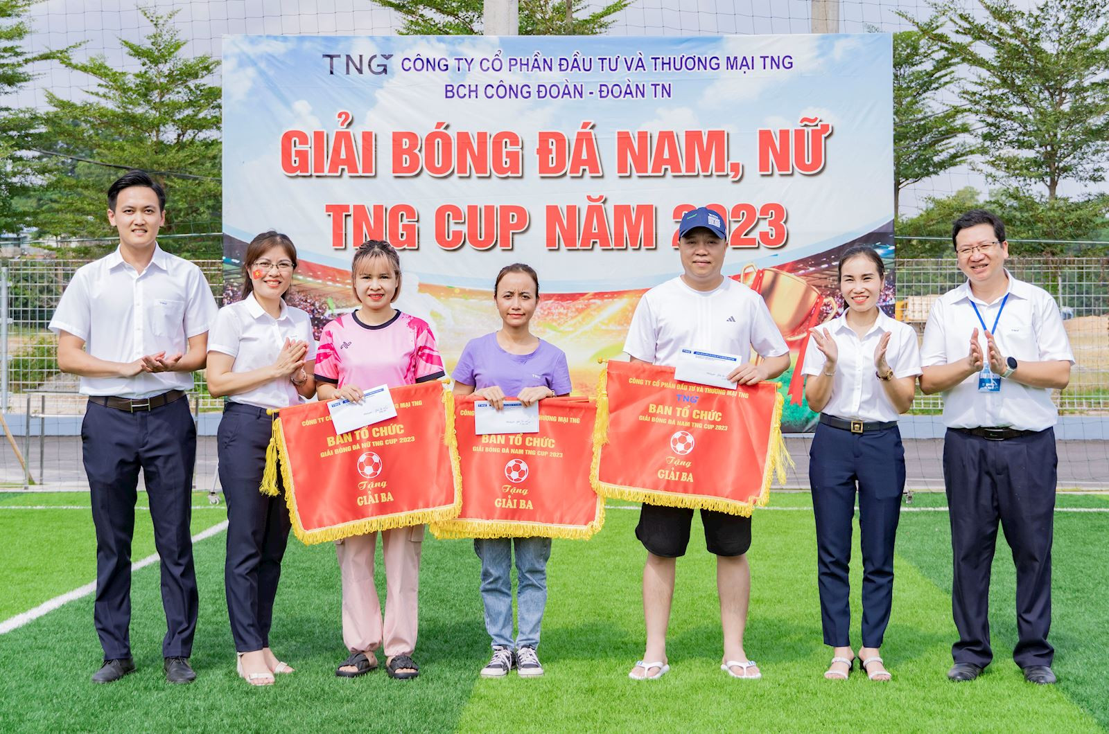 Tổng hợp hình ảnh đội ngũ quản lý và cầu thủ nữ TNG Cup 2023 tại lễ trao giải
