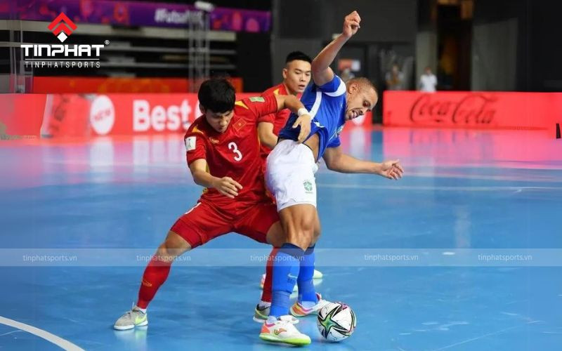 Tổng hợp những lưu ý quan trọng khi thực hiện kèm người trong bóng đá