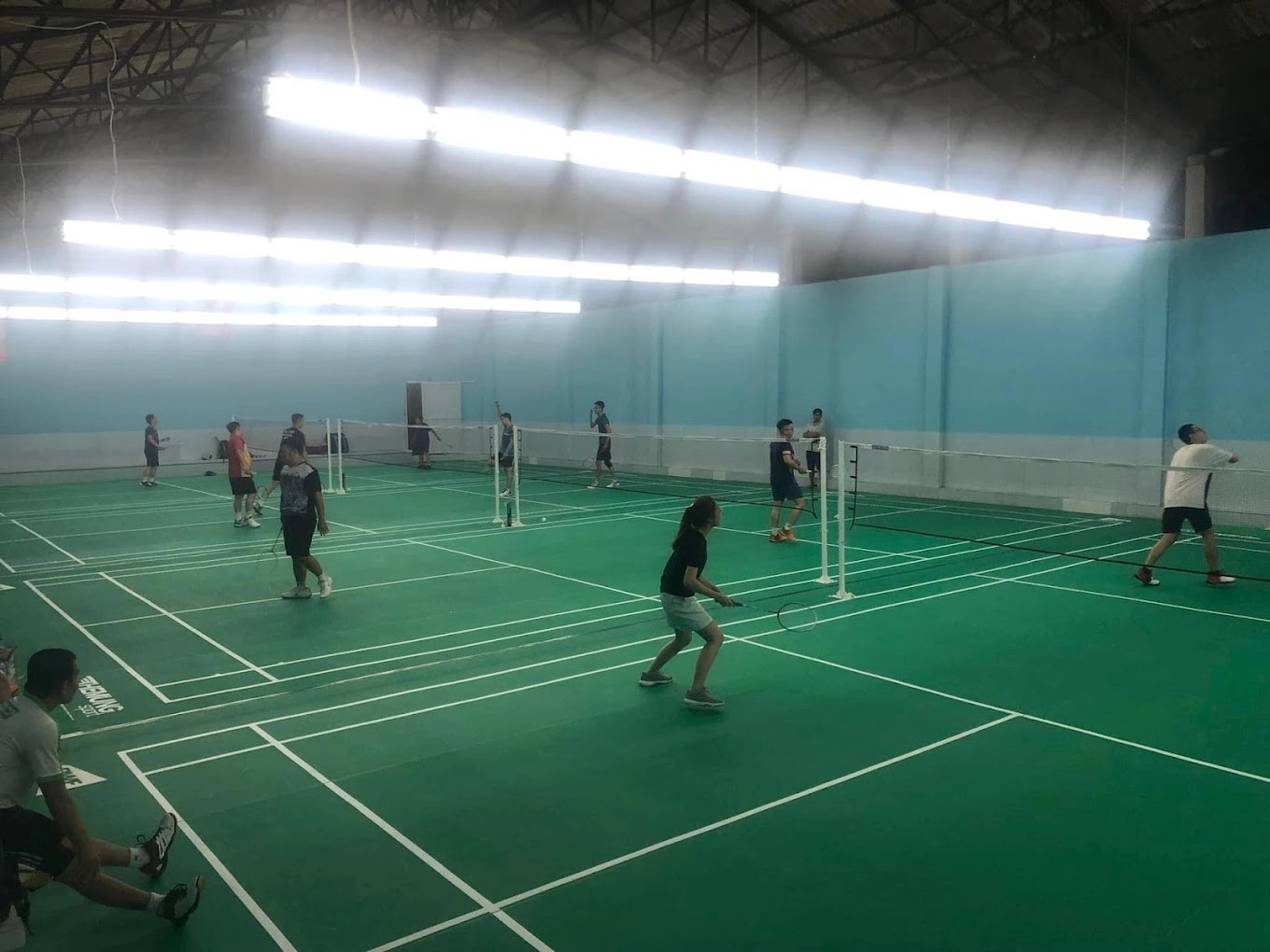 Tổng quan khu vực sân bóng đá mini Vạn Nguyên, với hệ thống chiếu sáng và chỗ ngồi nghỉ ngơi