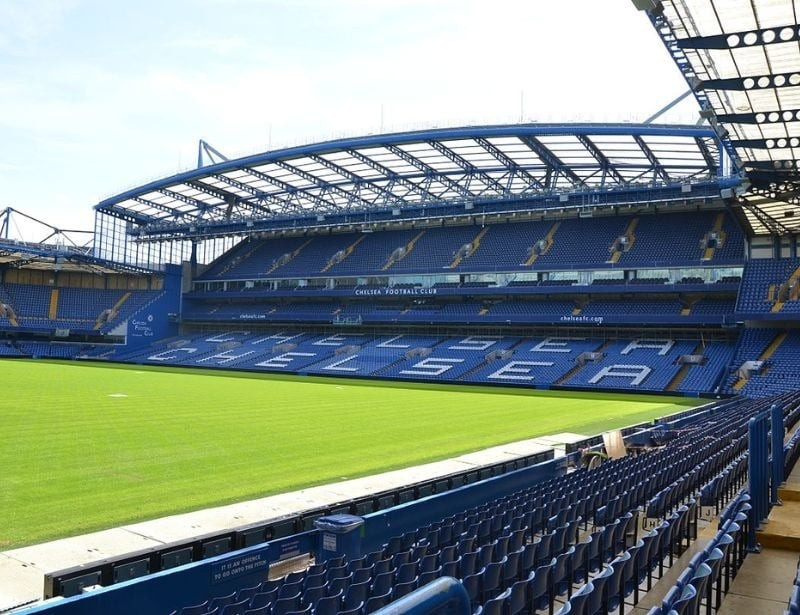 Tổng quan sân vận động Stamford Bridge, sân nhà của Chelsea, với kích thước mặt cỏ