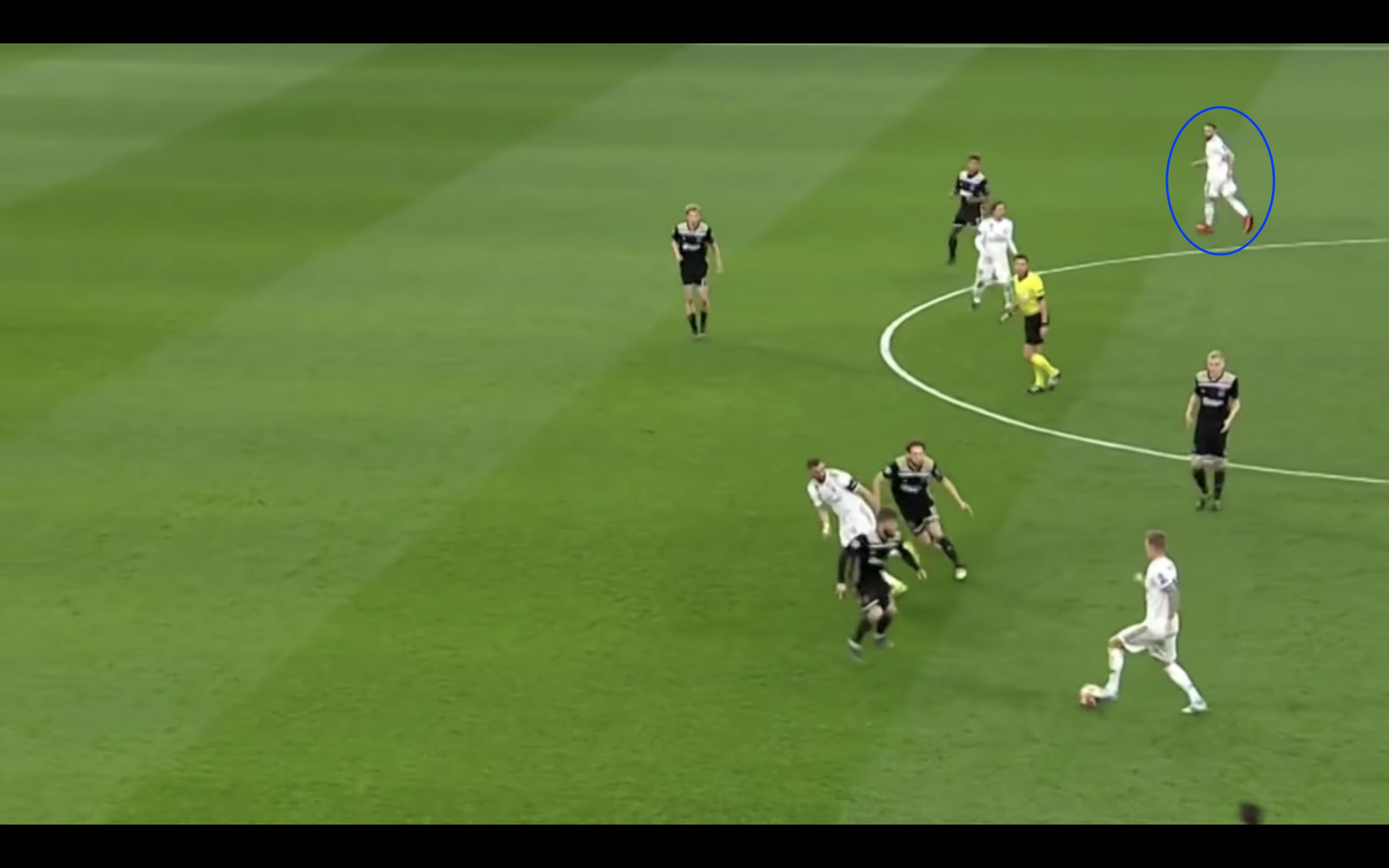 Toni Kroos quan sát không gian rộng mở phía sau hàng phòng ngự đối thủ