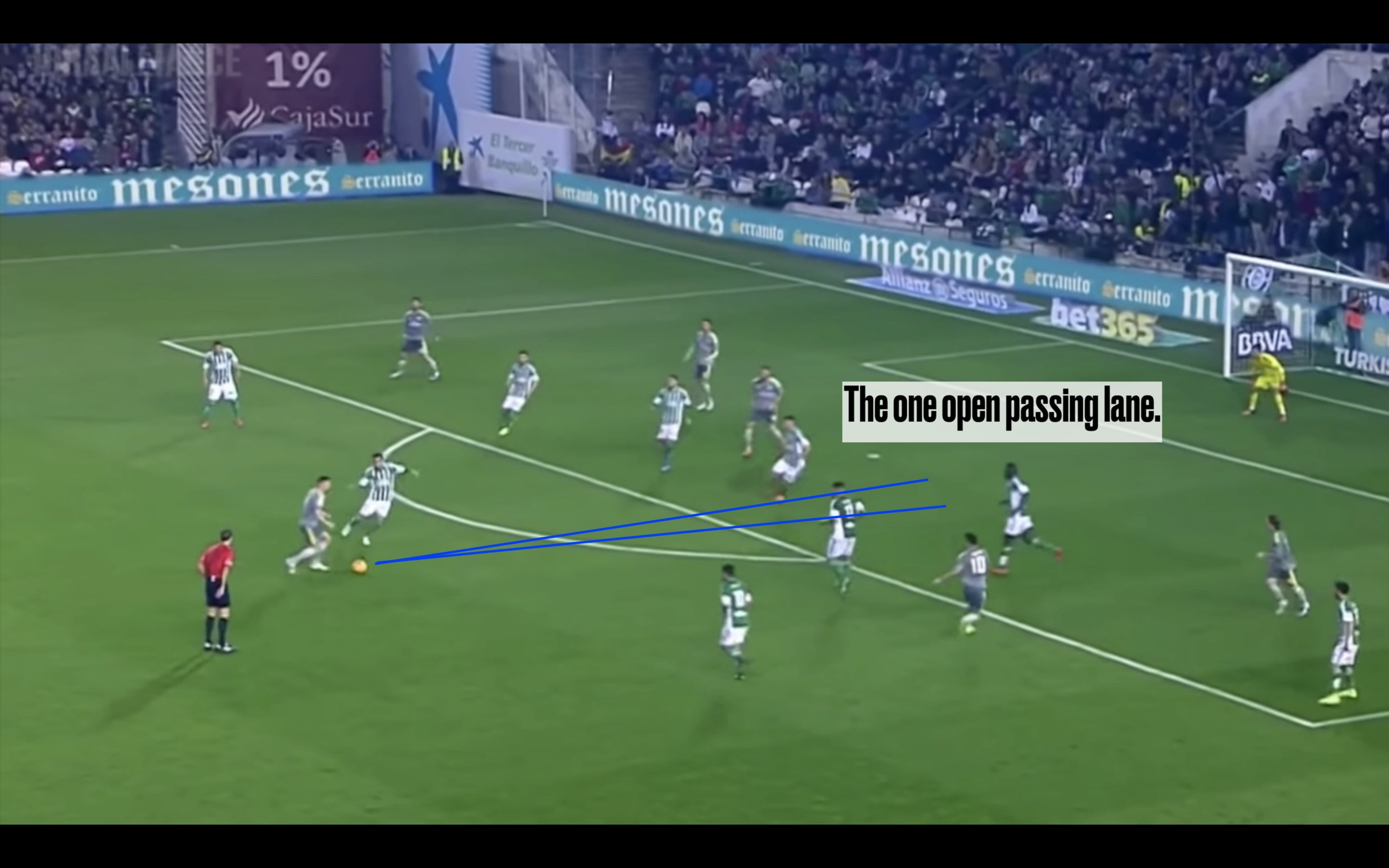 Toni Kroos tìm kiếm khoảng trống để thực hiện đường chuyền mở khóa hàng phòng ngự