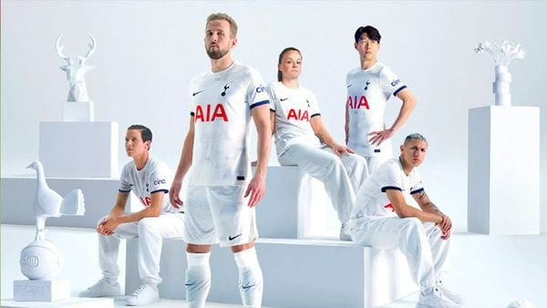 Tottenham Hotspur và logo bảo hiểm AIA trên ngực áo đấu