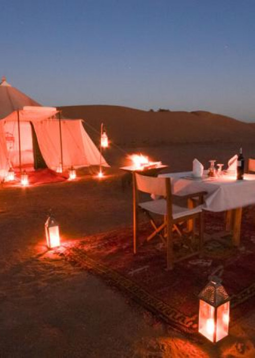Trại đêm sang trọng giữa sa mạc Morocco, nơi du khách trải nghiệm văn hóa bản địa và bóng đá