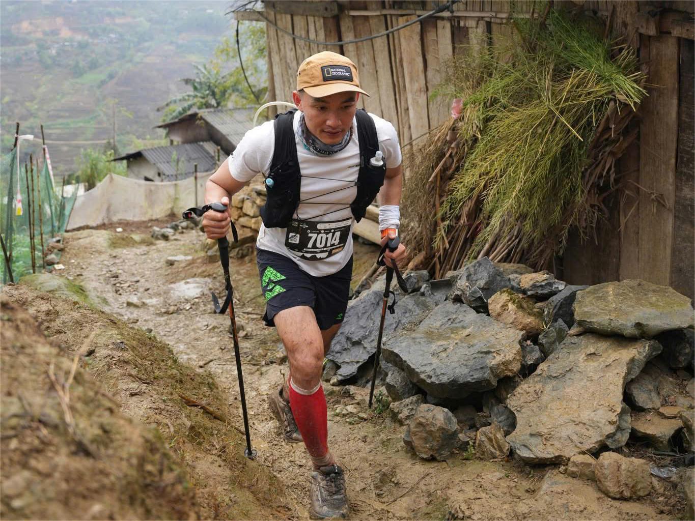 Nhóm vận động viên chạy trail vượt qua những con đường mòn tự nhiên trong rừng