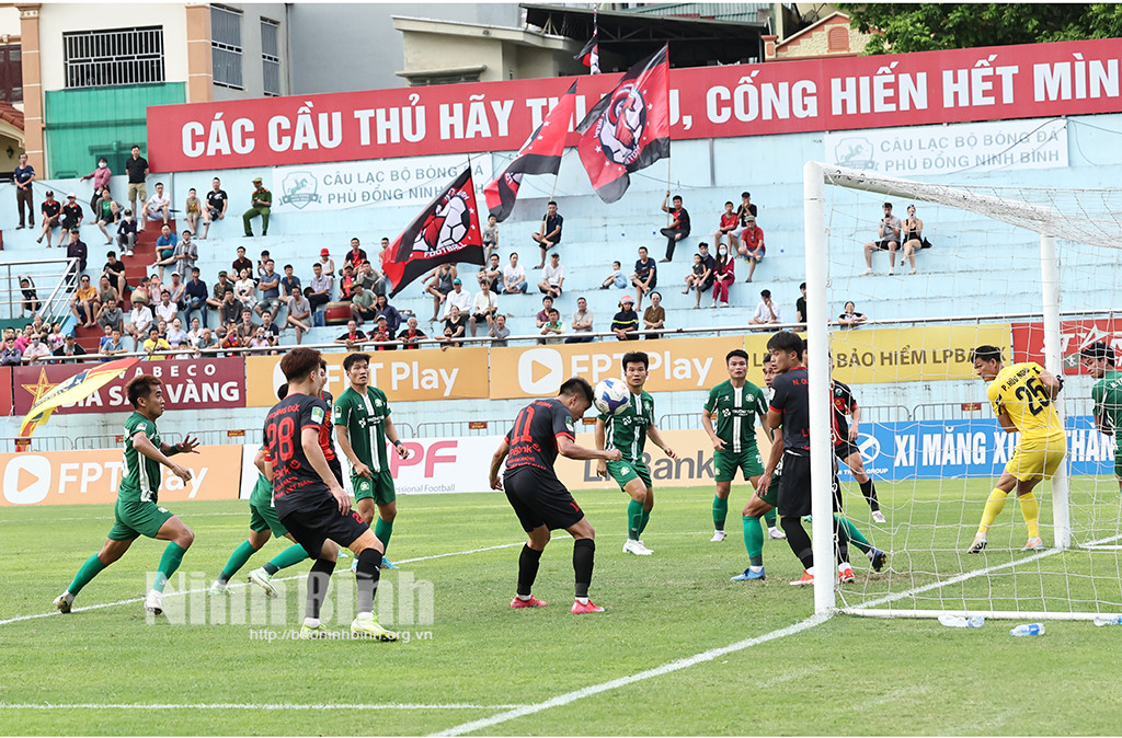 Trận đấu kịch tính tại Giải Bóng đá hạng Nhất Quốc gia