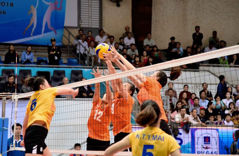 Trận tranh suất trụ hạng giữa nữ Đắk Lắk (áo cam) và Hải Dương với chiến thắng 3-0 thuộc về Đắk Lắk tại Giải bóng chuyền vô địch quốc gia 2018