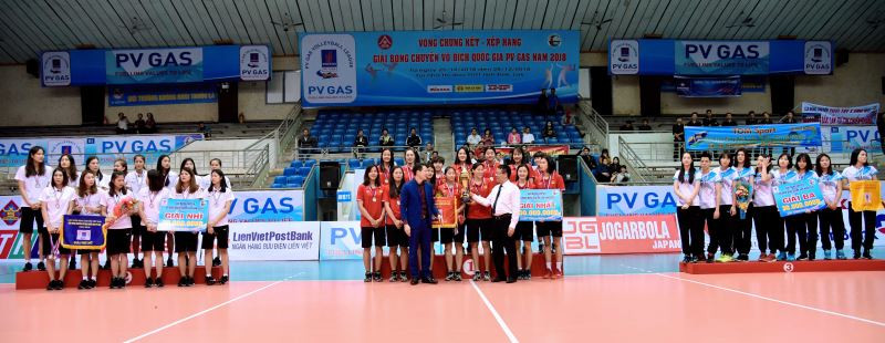 Trao giải cho các đội nữ tham gia Giải bóng chuyền vô địch quốc gia 2018
