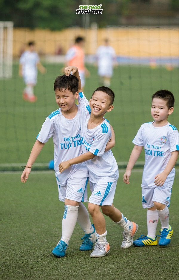 Trẻ em vui chơi học bóng đá theo giáo án dạy bóng đá trẻ em