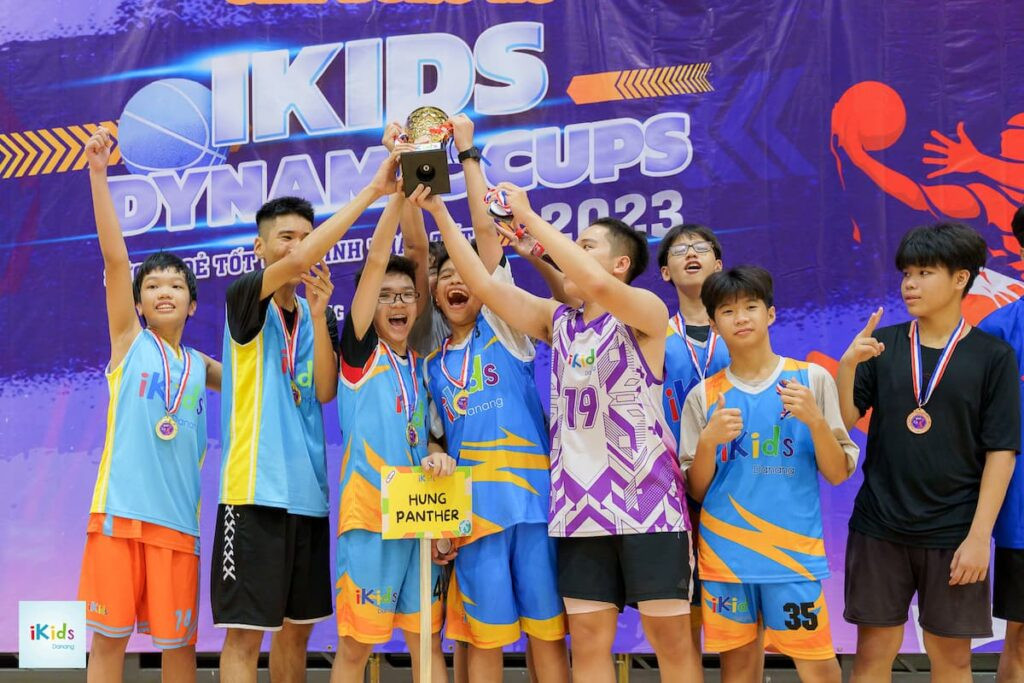 Trẻ em vui vẻ học bóng rổ tại sân tập luyện trẻ của iKids Danang