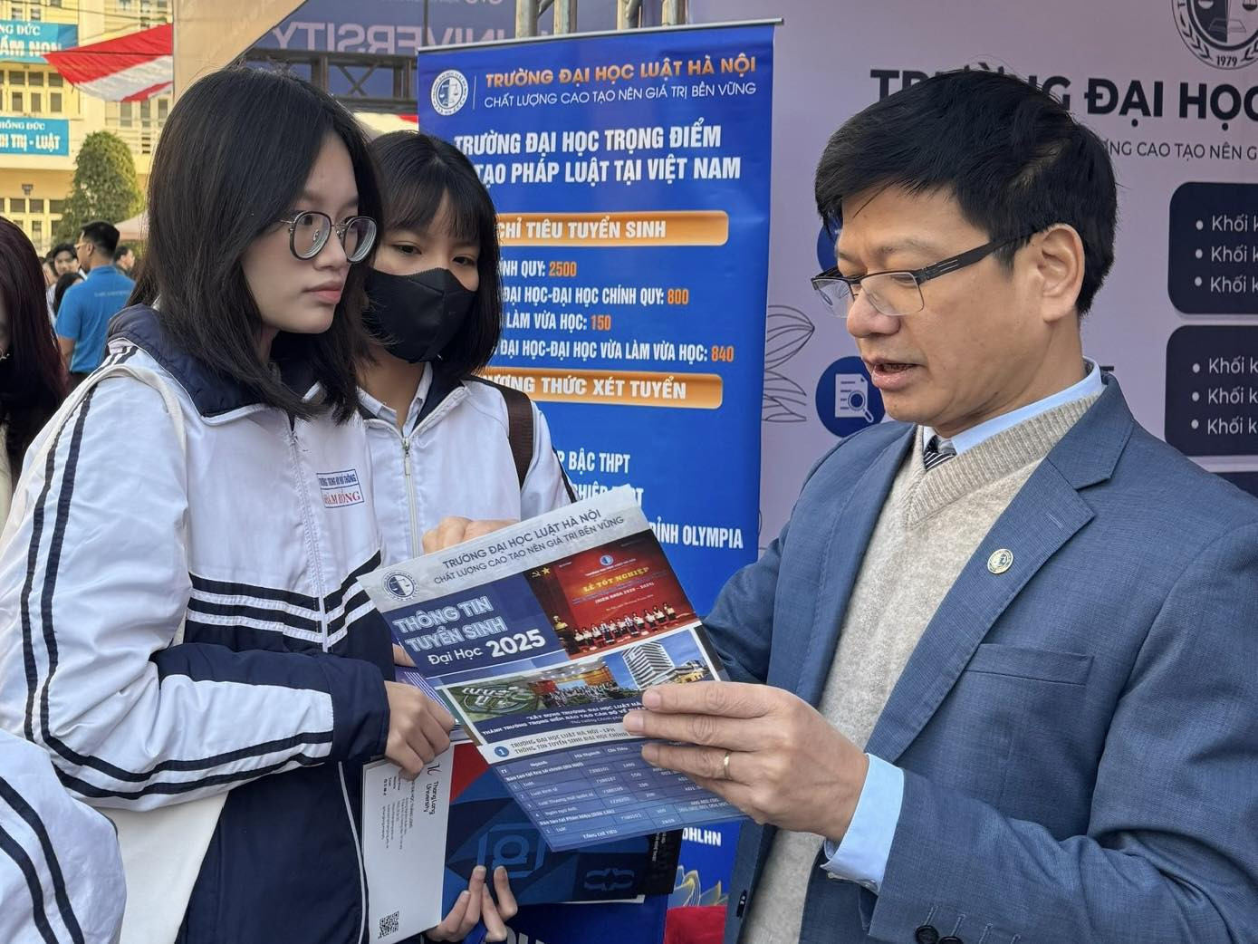 Trường Đại học Luật Hà Nội đồng hành cùng học sinh Thanh Hóa tại Chương trình Tư vấn tuyển sinh, giúp định hướng tương lai, giống như việc phân tích kèo bóng đá U23 Châu Á định hướng lựa chọn đặt cược.