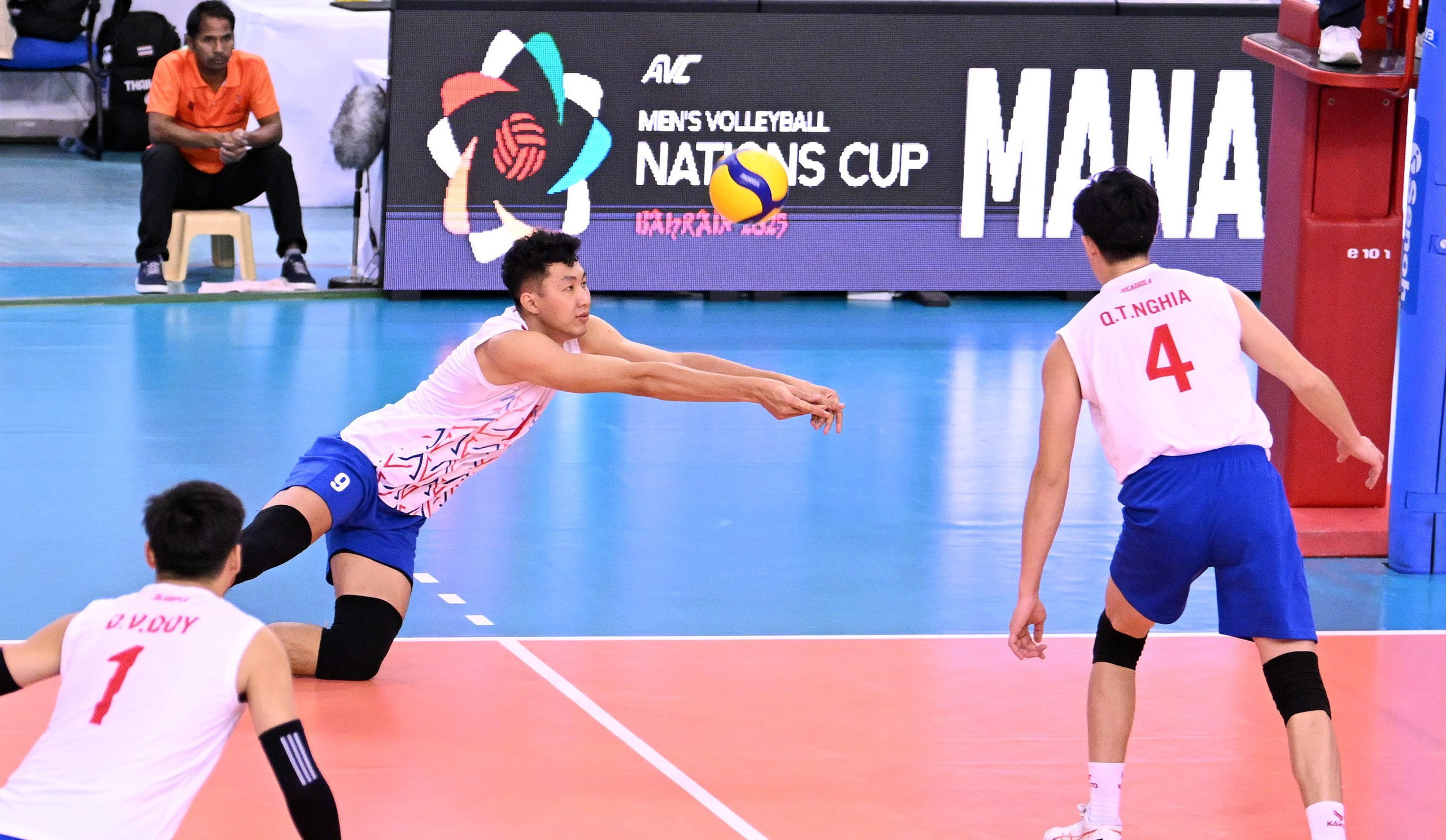 Tuyển bóng chuyền nam Việt Nam trong một trận đấu căng thẳng tại SEA V.League, thể hiện nỗ lực cạnh tranh với các đối thủ như Philippines.