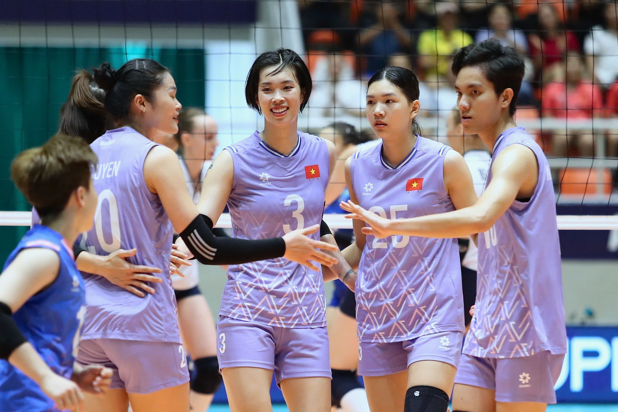 Tuyển bóng chuyền nữ Việt Nam ăn mừng chiến thắng áp đảo trước Kazakhstan tại AVC Nations Cup.