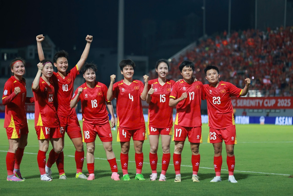 Tuyển nữ Việt Nam ăn mừng bàn thắng ấn định kết quả bóng đá nữ Việt Nam gặp Thái Lan