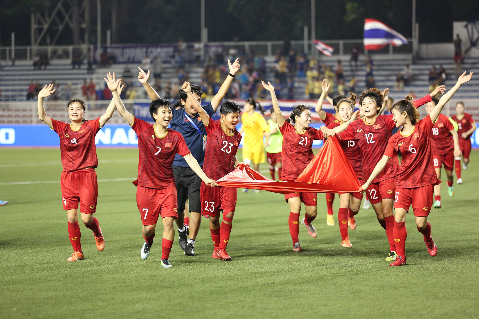 Tuyển nữ Việt Nam ăn mừng HCV SEA Games 30