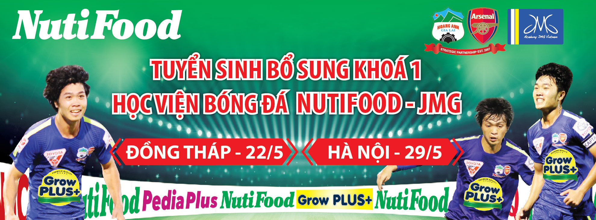 Tuyển sinh Học viện Bóng đá NutiFood 2018: Hình ảnh các tài năng trẻ tham gia sát hạch và logo học viện.