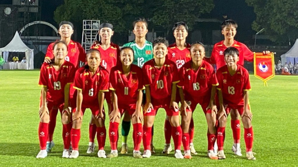 U16 nữ Việt Nam ăn mừng chiến thắng ấn tượng trong trận ra quân giải Đông Nam Á, thể hiện sức mạnh của bóng đá nữ Việt Nam hôm nay.