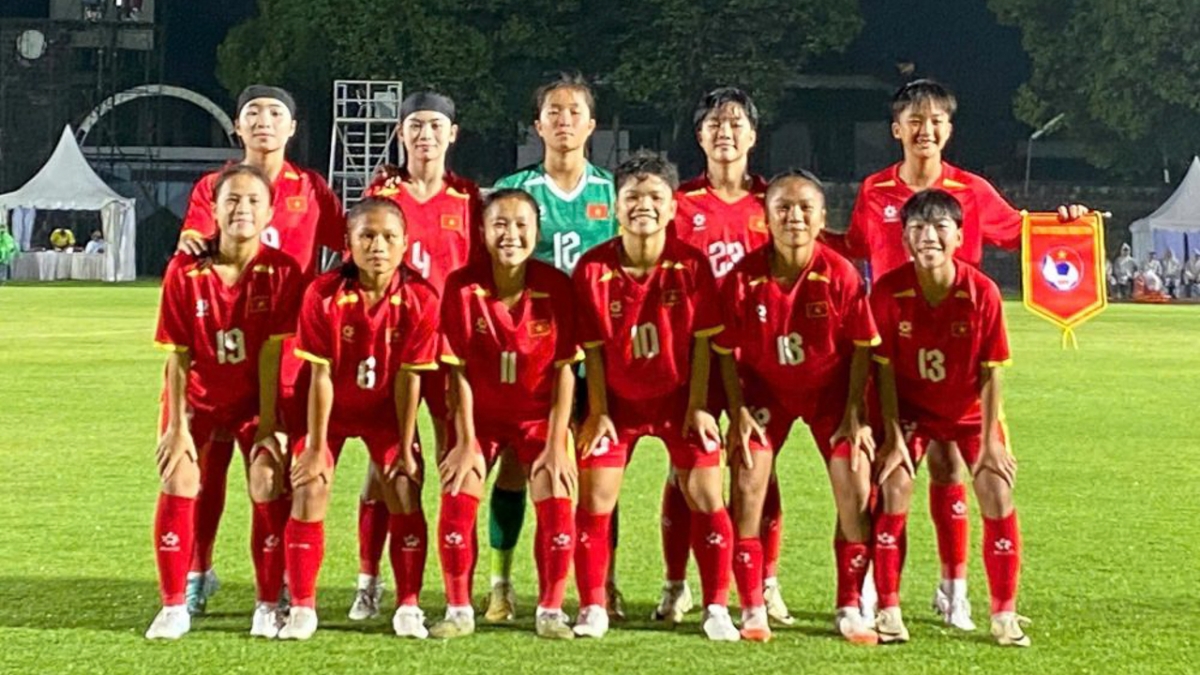 Bóng đá nữ U16 Việt Nam ăn mừng chiến thắng ấn tượng tại giải đấu khu vực