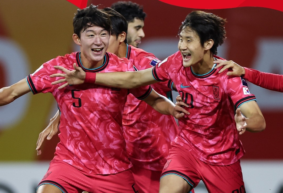 U19 Hàn Quốc ăn mừng chiến thắng nghẹt thở tại giải lịch bóng đá u19 châu á để giành vé dự World Cup.