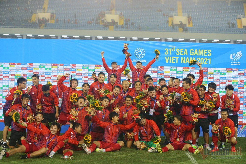 U23 Việt Nam ăn mừng chức vô địch bóng đá nam SEA Games 31, một phần của bức tranh tổng thể kết quả bóng đá SEA Games 31 Lào và các đội khác
