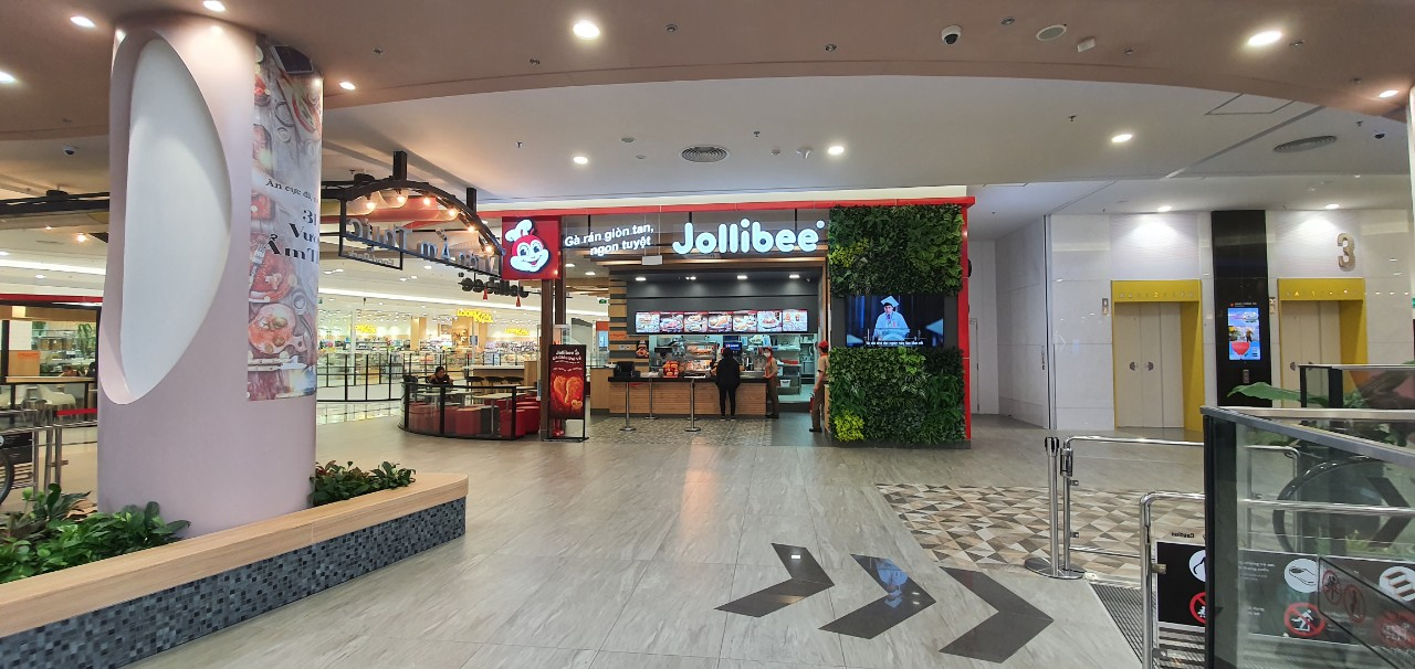 Món gà rán giòn cay tại Jollibee, điểm đến yêu thích của trẻ nhỏ ở Aeon Mall Hà Đông
