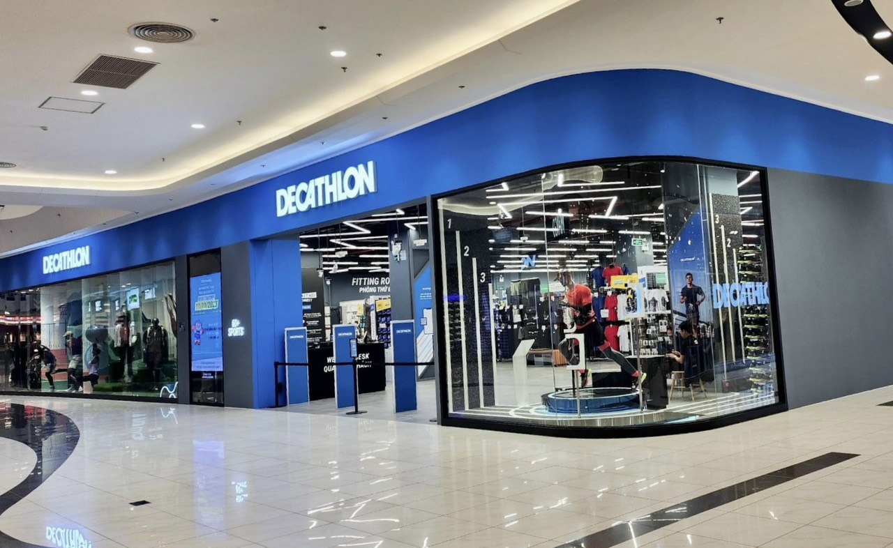 Cửa hàng Decathlon cung cấp đa dạng đồ thể thao cho mọi lứa tuổi tại Aeon Mall Hà Đông