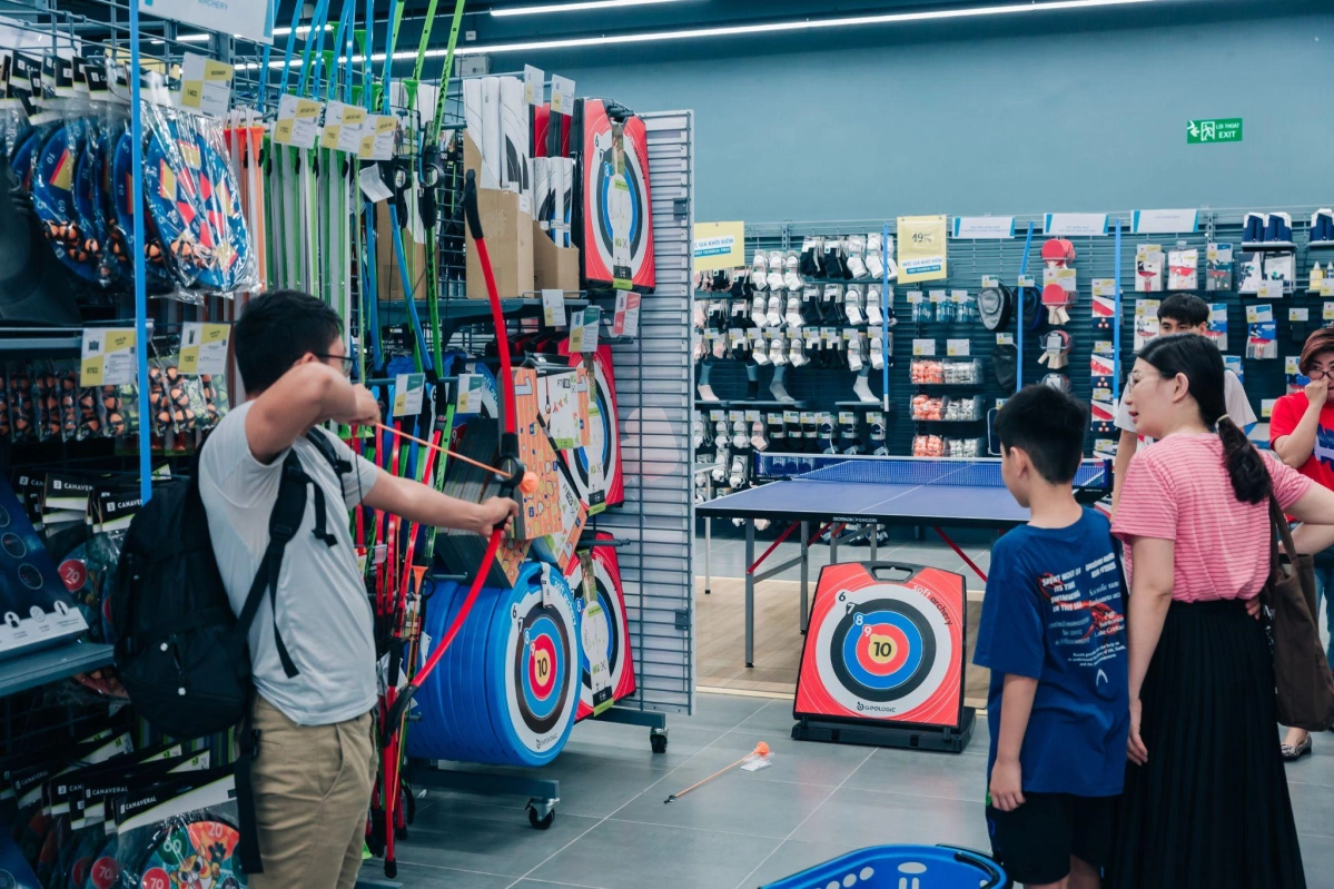 Không gian trưng bày sản phẩm thể thao Decathlon rộng rãi tại Aeon Mall Hà Đông