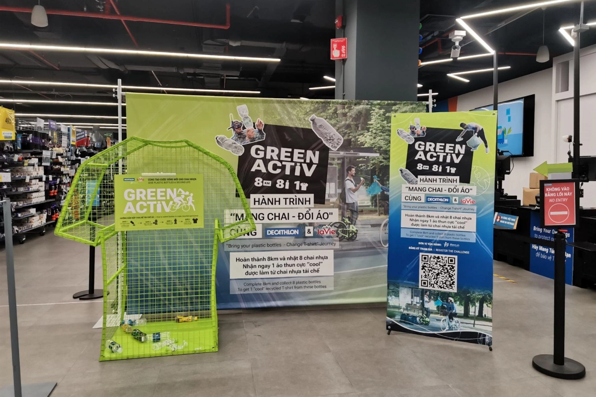 Khách hàng trải nghiệm và mua sắm đồ thể thao tại Decathlon Aeon Mall Hà Đông