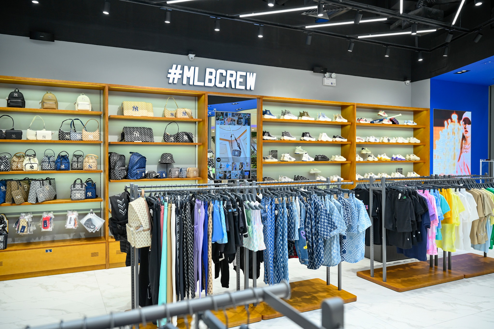 Thời trang đường phố cá tính từ MLB với phong cách Hàn Quốc tại Aeon Mall Hà Đông