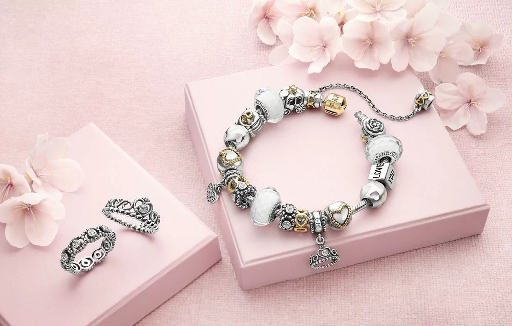 Trang sức tinh xảo như vòng Pandora là quà tặng sinh nhật cho nữ đầy giá trị