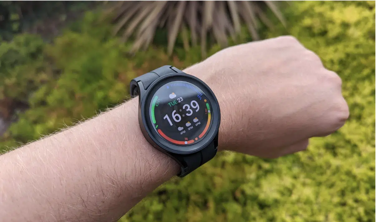 Đồng hồ thông minh (Smartwatch) hiện đại, quà sinh nhật cho nam giới 30 tuổi