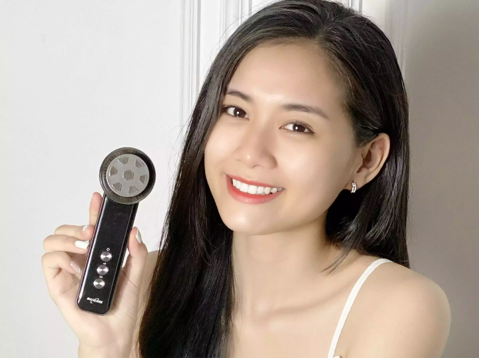 Máy massage cầm tay hiện đại giúp thư giãn cơ thể