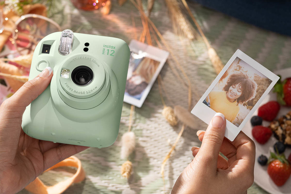 Máy ảnh lấy liền màu pastel giúp ghi lại kỷ niệm tức thì