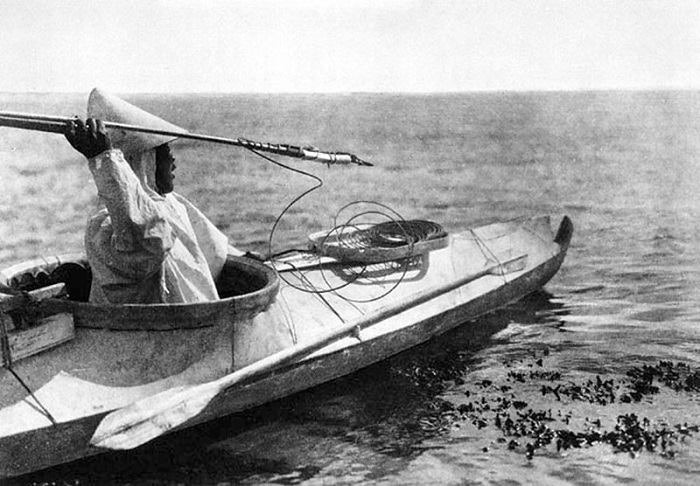 Thuyền Kayak cổ xưa được người Inuit sử dụng, thiết kế ôm sát cơ thể để chèo Kayak hiệu quả