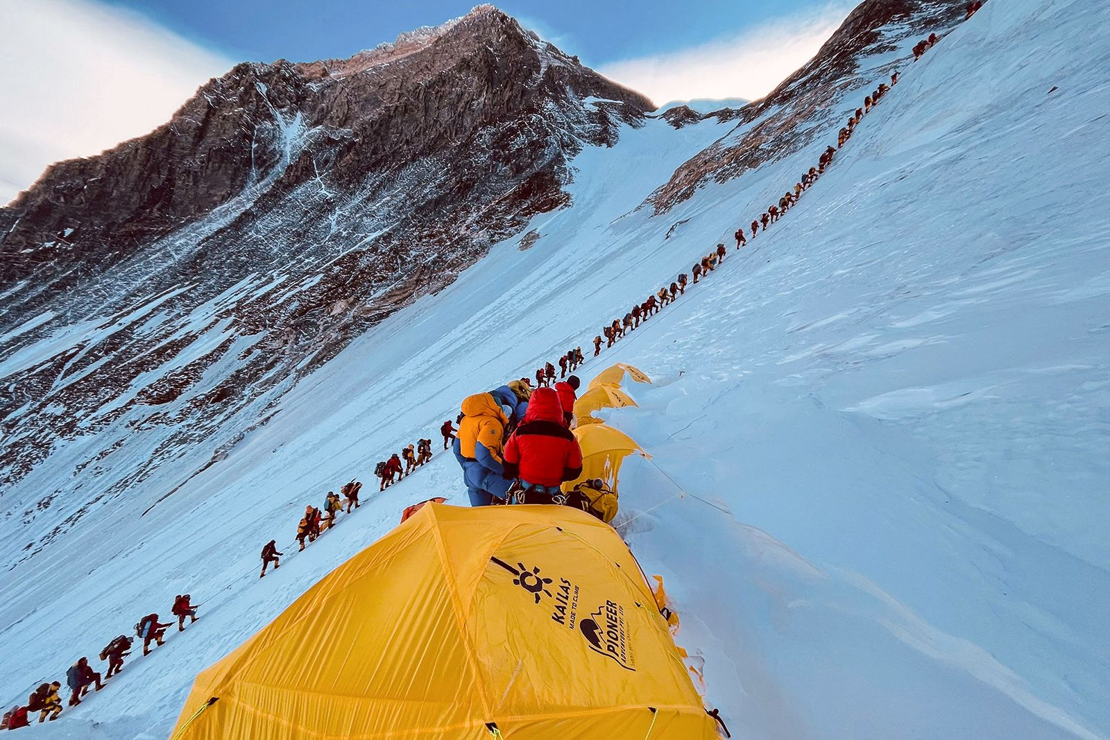Đoàn người leo núi chinh phục Everest, một trong những đỉnh núi cao nhất thế giới