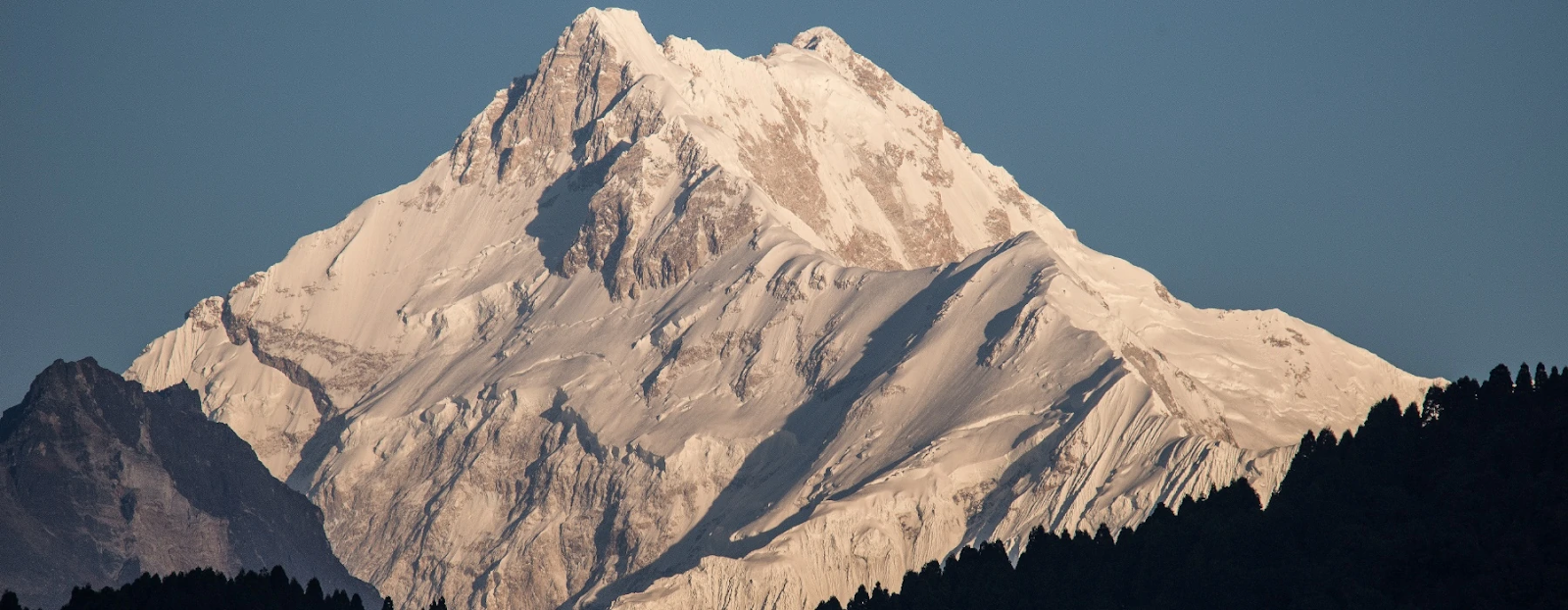 Toàn cảnh núi Kangchenjunga, đỉnh núi cao thứ ba thế giới đầy linh thiêng