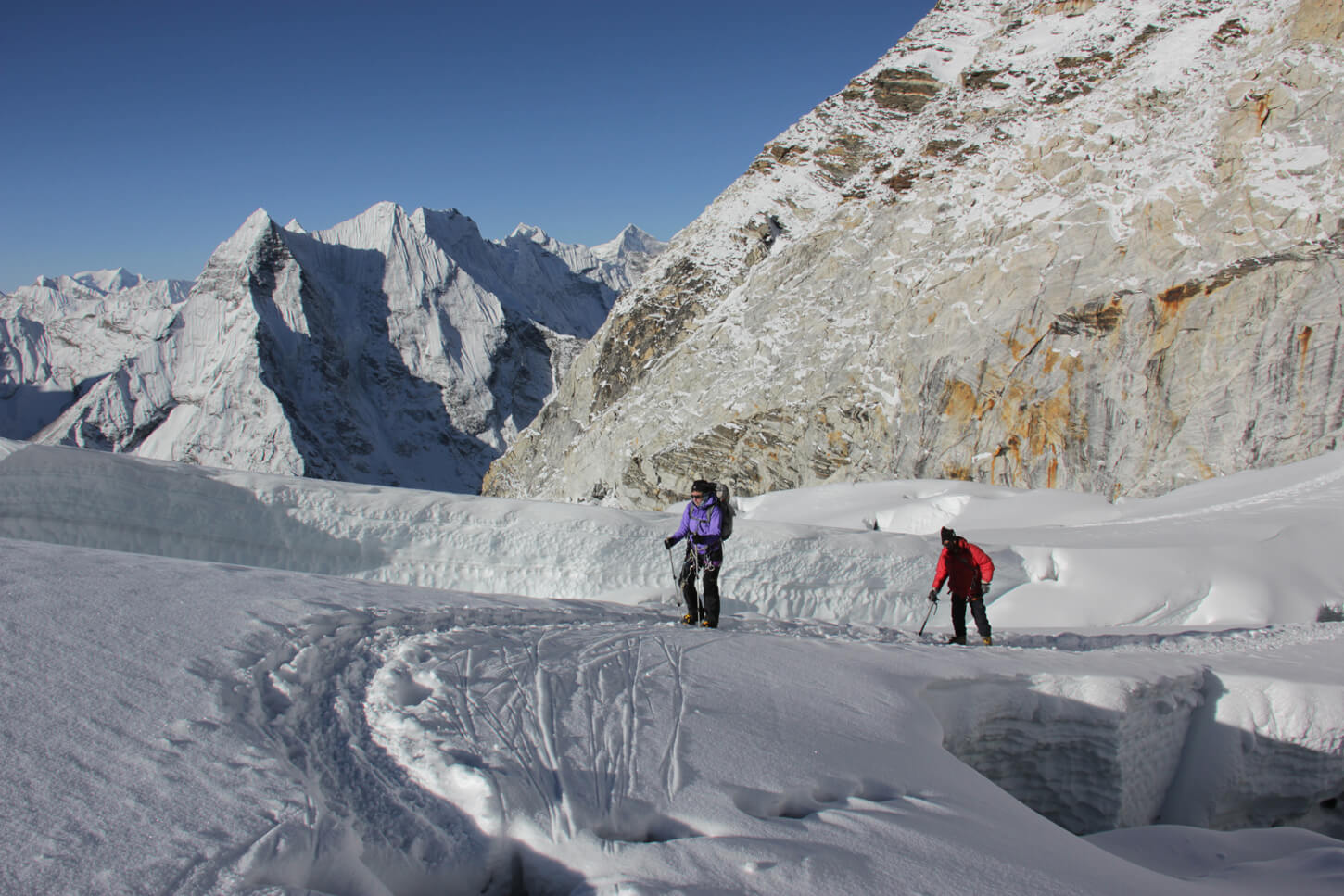 Nhóm trekking trên đường đến trại căn cứ Kangchenjunga, khám phá núi cao nhất thế giới