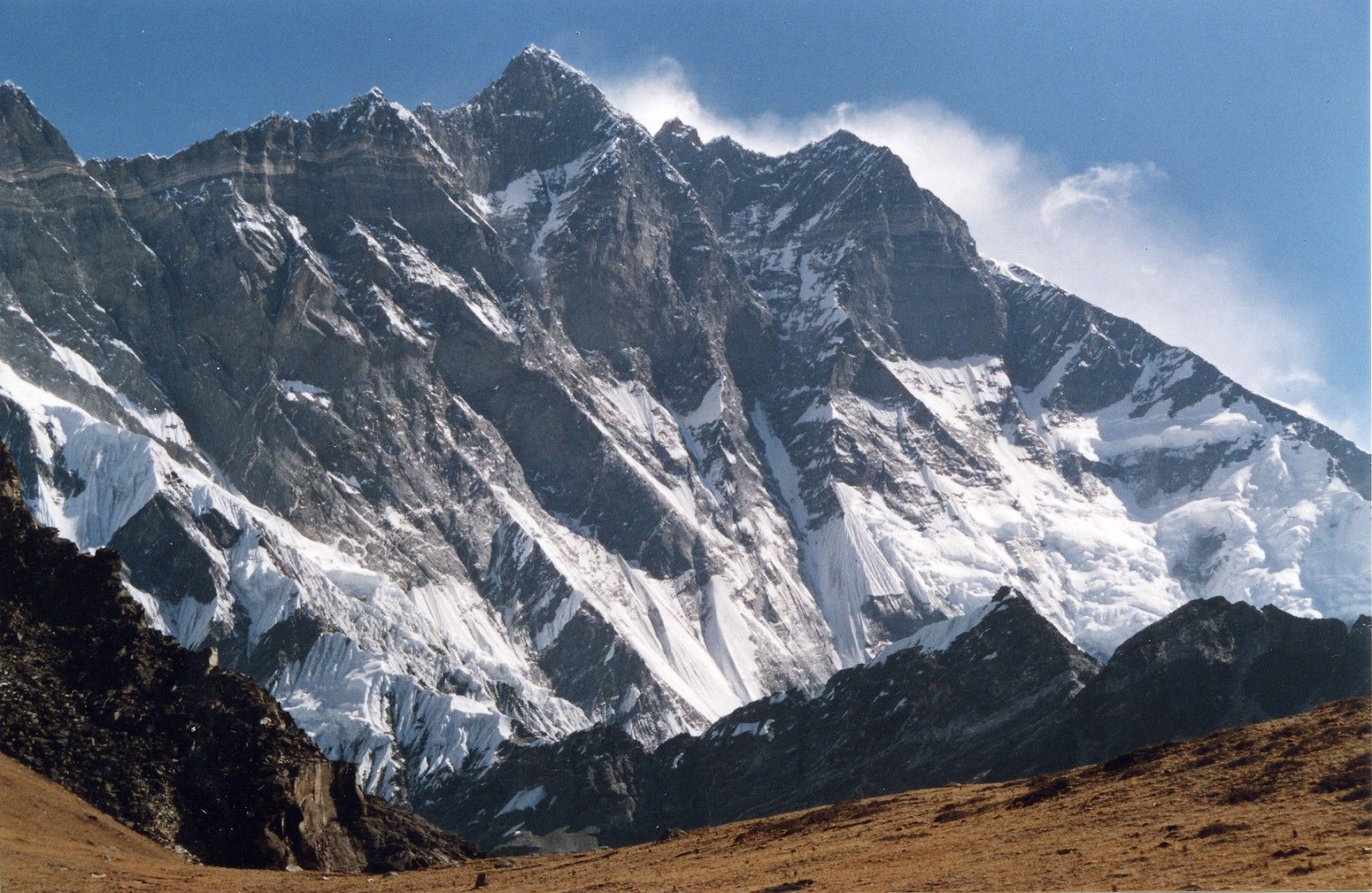 Vẻ đẹp hùng vĩ của núi Lhotse, đỉnh núi cao thứ tư thế giới