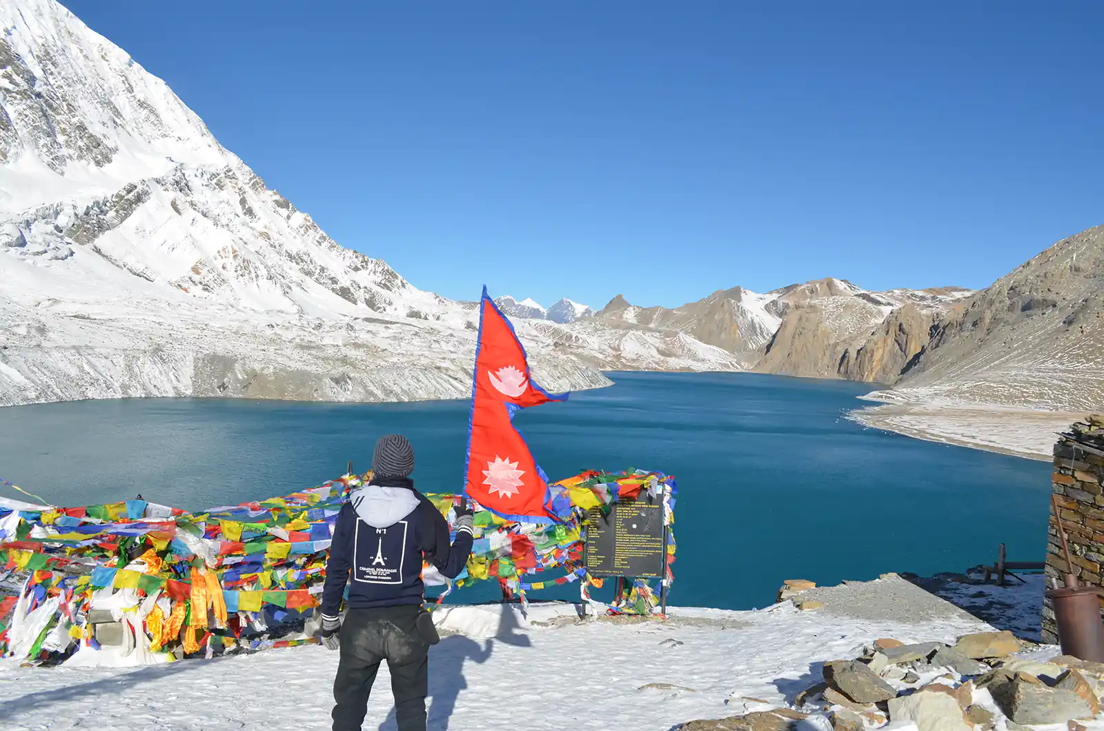 Khu vực cắm trại trekking hùng vĩ quanh Dhaulagiri I, một trong những ngọn núi cao nhất thế giới