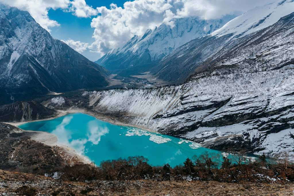 Cảnh quan đa dạng từ rừng nhiệt đới đến tuyết trắng quanh núi Manaslu