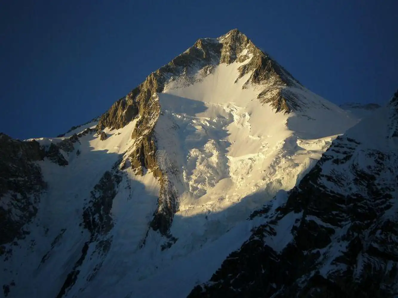 Tuyến đường trekking dẫn đến trại nền Annapurna I