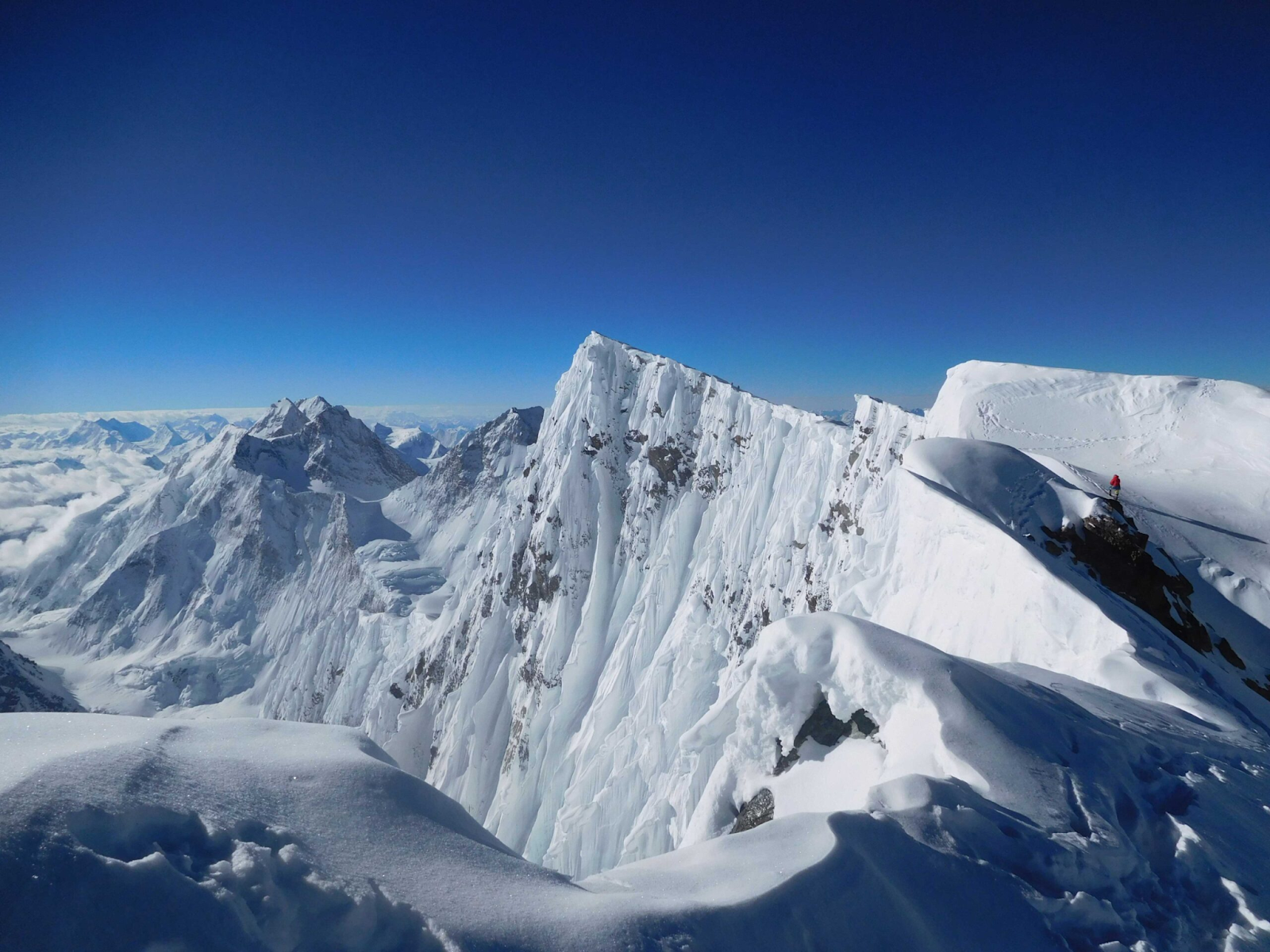 Núi Broad Peak với hình dáng cao nguyên trải dài, thách thức các nhà leo núi