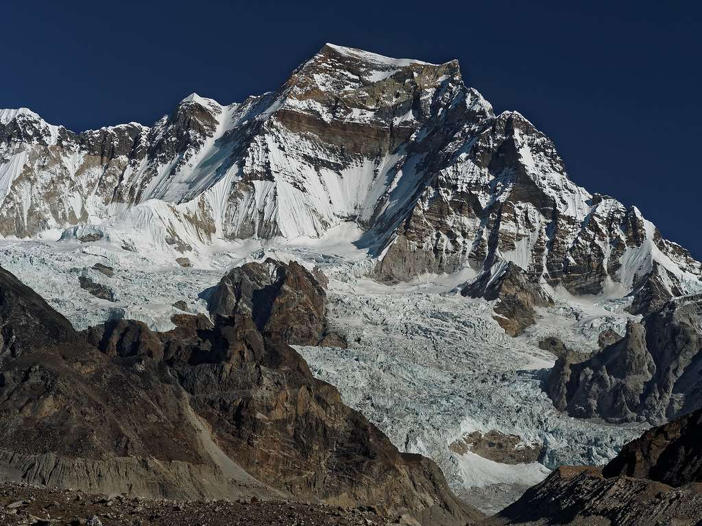 Núi Gyachung Kang, đỉnh núi thử thách nằm giữa Everest và Cho Oyu