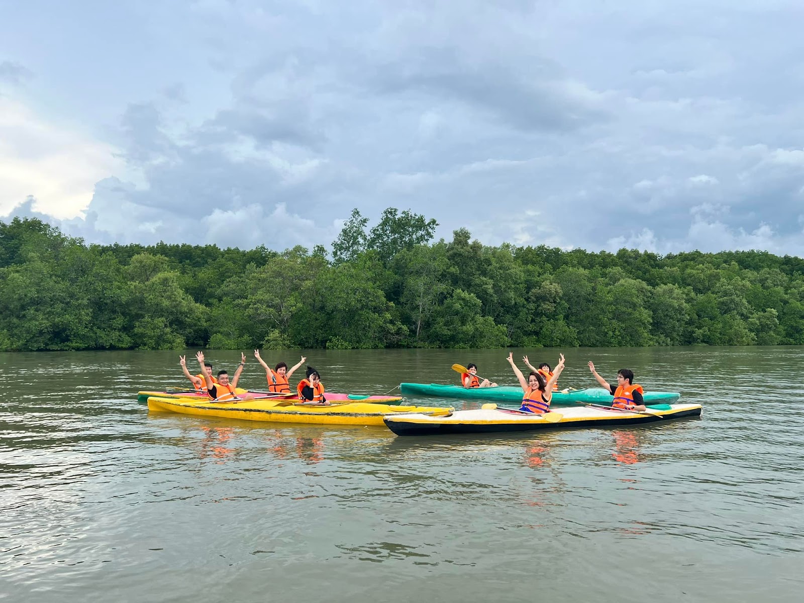 Du khách chèo Kayak tại Điểm du lịch sinh thái Dần Xây, trải nghiệm thiên nhiên nguyên sơ